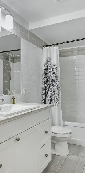 Chambly – Grand 5½ rénové | 3 chambres, clim, 2 stationnements + rangement privé, dispo maintenant - Photo 1