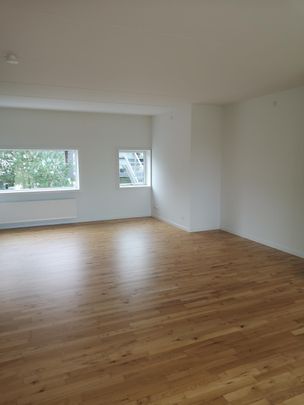 I denne skønne 3-værelses lejlighed får du: - Foto 1