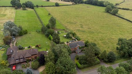 4 bedroom detached house to rent - Photo 2