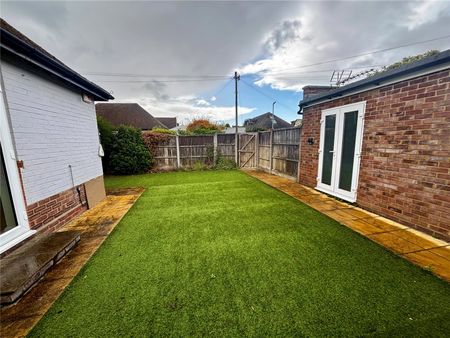4 bedroom bungalow to rent - Photo 4