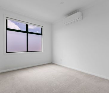 Prime Reservoir location, modern townhouse living - Photo 3