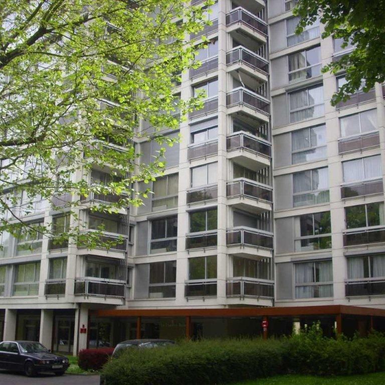 LOUE F1 dans résidence sécurisée en parfait état - Photo 1