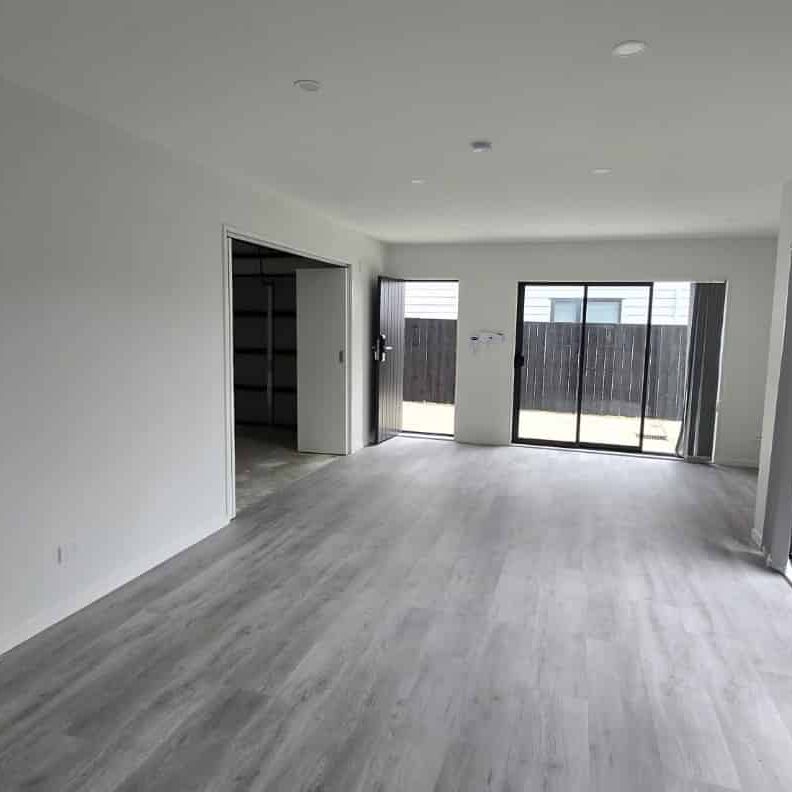 Modern, fairly-new townhouse on Volante Avenue - Photo 1