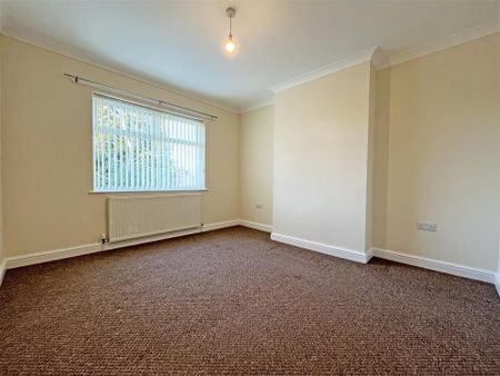 3 bedroom Semi-detached house to rent - Photo 3