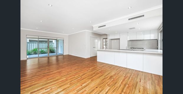 TOWNHOUSE PERFECTION! - Photo 1