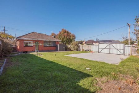 IDEAL PARKDALE SCHOOL LOCATION | LARGE YARD | WELL MAINTAINED HOME - Photo 4