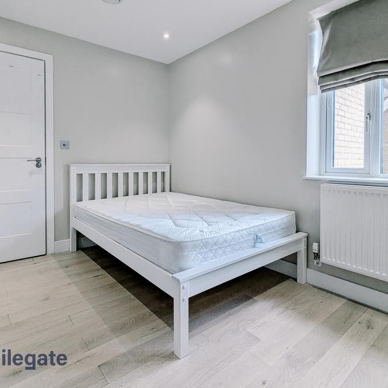 1 bedroom in a flat share to rent - Photo 1