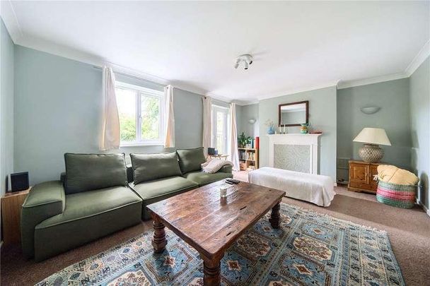 Fairholme Gardens, Farnham, Surrey, GU9 - Photo 1