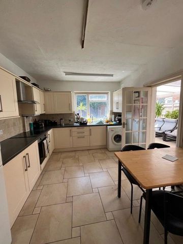 1 bedroom in a house share to rent - Photo 5