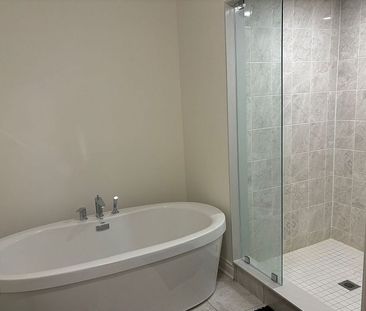 For Lease - 8 Bennington Road, Newmarket, Ontario - Photo 2