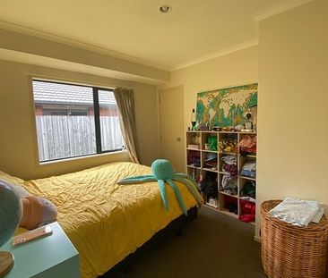 Close to town and train station - Photo 4