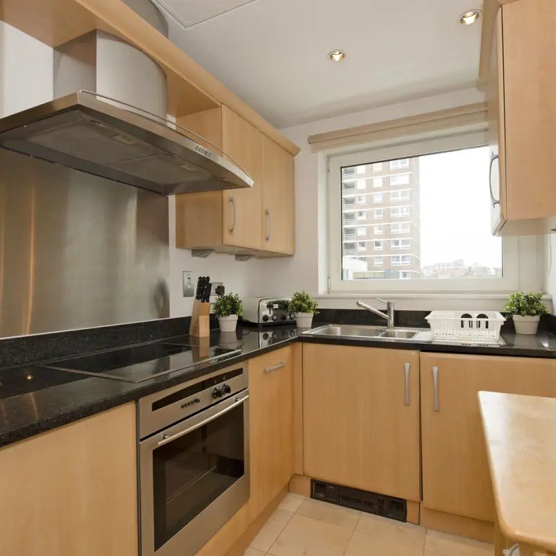 2 bedroom flat in London - Photo 1