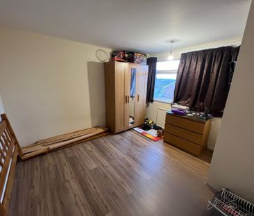 3 Bedroom Flat / Apartment - Warren Gardens, Romsey - Photo 3