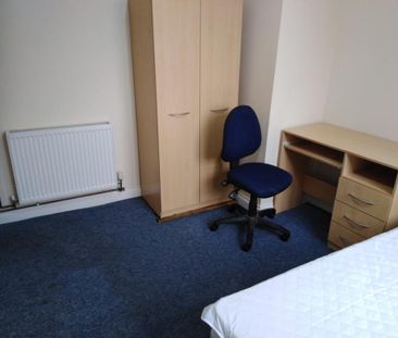 1 bedroom in a flat share to rent - Photo 3