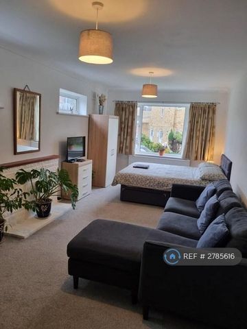 1 bedroom in a flat share to rent - Photo 2