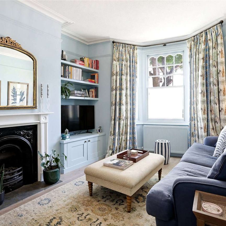 A beautifully presented terraced house sympathetically extended with a secluded west facing courtyard garden. - Photo 1
