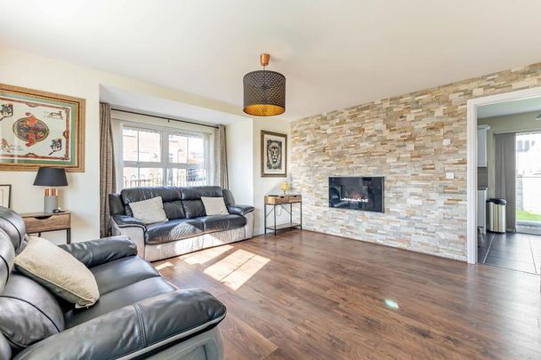 11 Lady Wallace Green, Lisburn, BT28 3NX - Photo 1