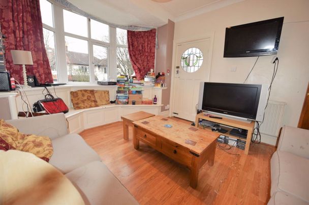 7 bedroom House in Moor Park Drive, Leeds - Photo 1