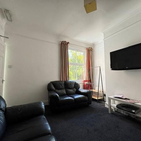 1 bedroom in a house share to rent - Photo 1