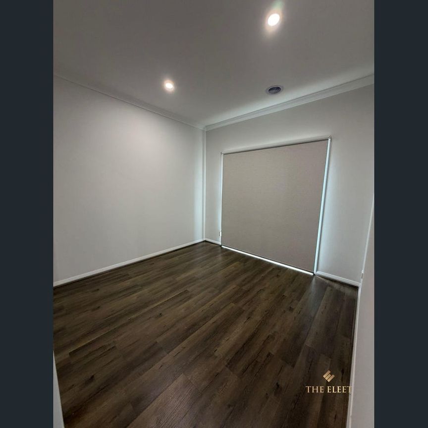 Stunning Modern 3 Bedroom Home in the Heart of Thornhill Park - Photo 1