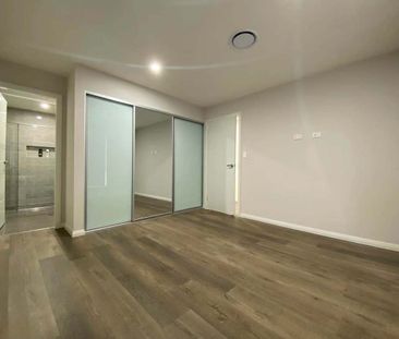 5 Bedroom Duplex Townhouse with guest room downstairs for Lease! - Photo 4