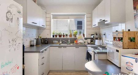 Bright Sunny Four Bedroom Student House - Photo 4