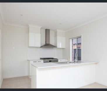 Townhouse in Perfect Location! - Photo 1