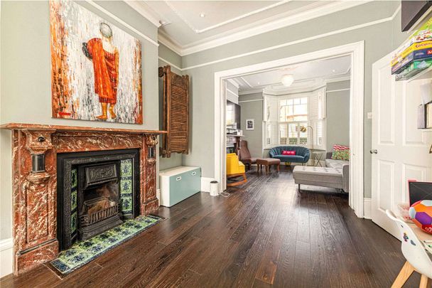 SHORT LET: £5750 per month for 5-6 month let or £6500 per month for under 5 months. A stunning family room with period features and fantastic living space - Photo 1