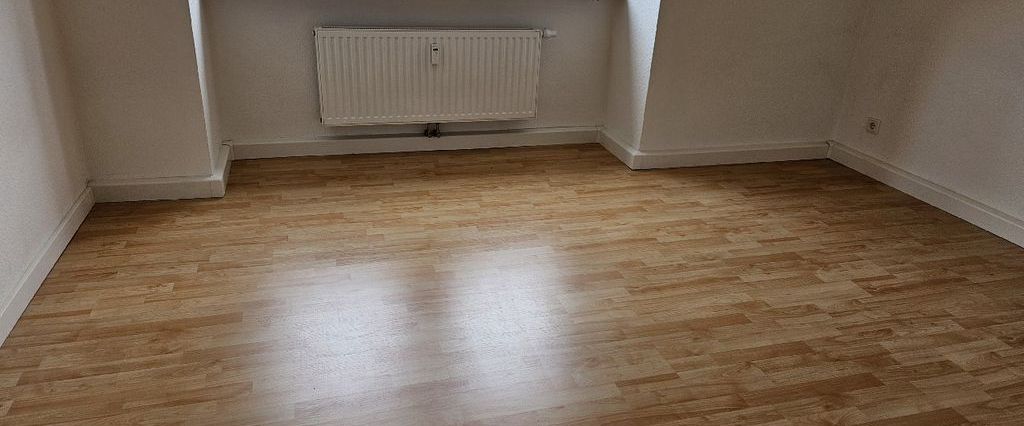 Bezugsfrei! Frisch modernisierte Dachgeschosswohnung mit ca. 62 m² Wohnfläche und 3 Zimmern - Photo 1