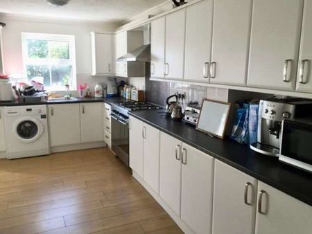 Tyrrell Square Room 6 - Photo 5