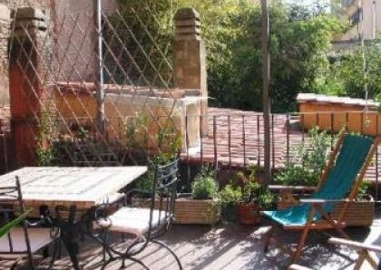 Trastevere-Terrace: 45sqm. Charming studio loft. Entrance, living room, separate kitchen, renovated bath, sleeping loft, large private terrace. Sunny, silent. Ref. 692