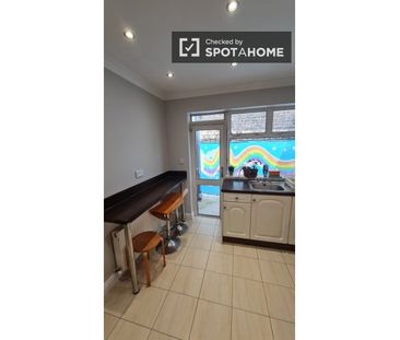 Room in shared flat for rent in The Coombe, Dublin. - Photo 2