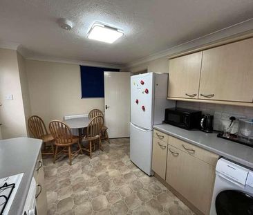 Searles Drive, London, E6 - Photo 6