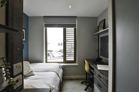 1 bedroom in a flat share to rent - Photo 2