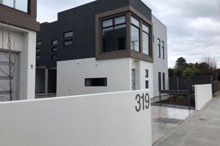 Modern 3 bedroom townhouse perfect summer location! - Photo 3