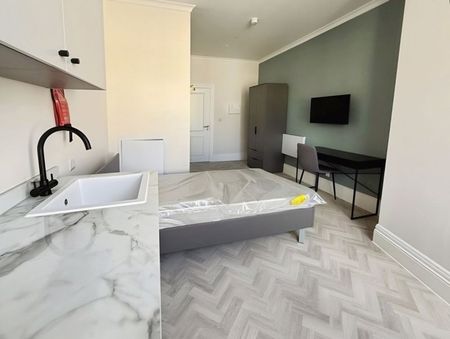 New build luxury apartment with bills included situated by the beach - Photo 5