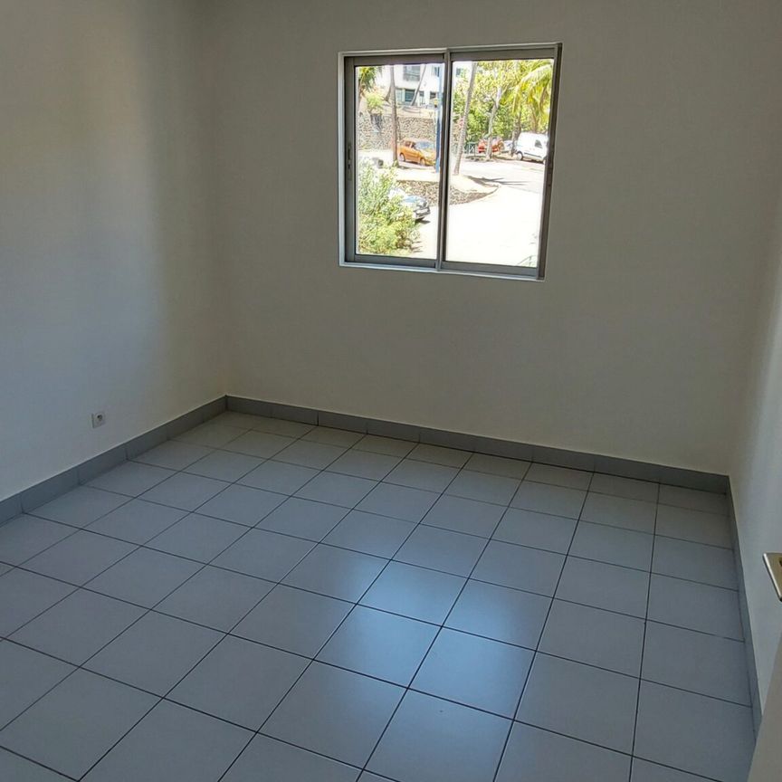 A louer Appartement T3 au dessus clinique SAINTE CLOTILDE - Photo 1