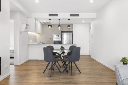 SILK ONE 2 BED 2 BATH WITH OVERSIZED COURTYARD - Photo 2