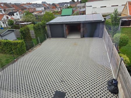 Gerenoveerde woning met drie slaapkamers en garage - Photo 2