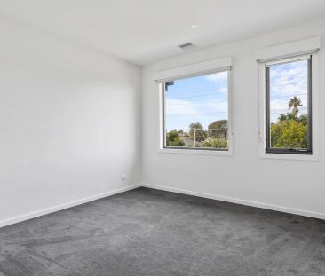 Spacious & Stylish Living - Perfect for Families & Entertainers - Photo 5