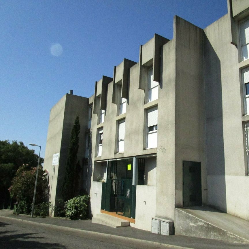 NIMES HOPITAL CAREMEAU / IUT JULES RAIMU- STUDIO AVEC PARKING - Photo 1