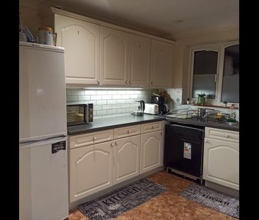 Room in a Shared House, Heathhurst Road, CR2 - Photo 1