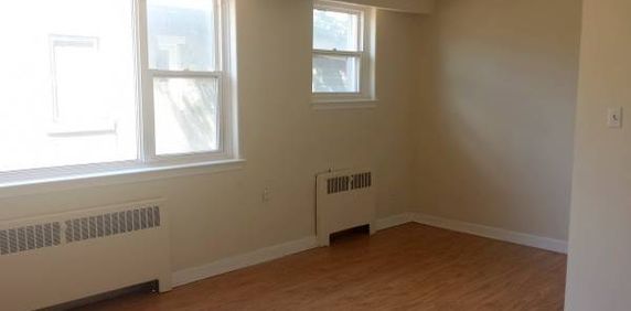 Bachelor Unit Available to Move In Now - Steps Away From uOttaw - Photo 2