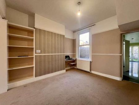 Beverley Road, London, E6 - Photo 2