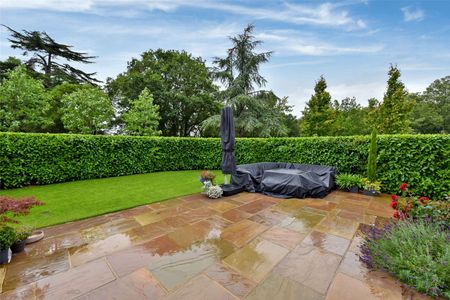 A very spacious and high specification apartment with private garden and car parking situated on a private Winkfield estate. - Photo 5