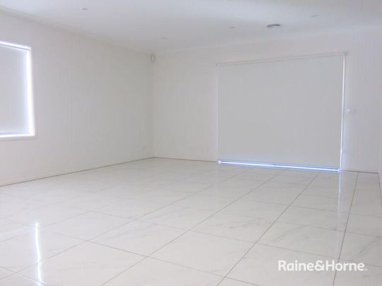 "MODERN 4 BEDROOM FAMILY HOME IN GREAT CENTRAL LOCATION!" - Photo 1