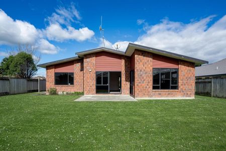 Bright and spacious Kelvin Grove home - Photo 3