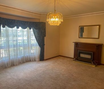 Large family home on enormous allotment of 5,300m2 - Photo 1