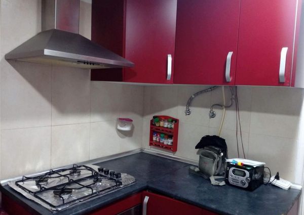 Alugo quarto em Queluz de preferencia para sexo feminino