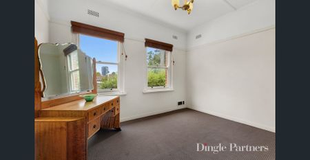 Stylish Inner-City Living With Top Floor Views! - Photo 3